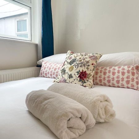 134 Kilburn Road Apartment Londra Esterno foto