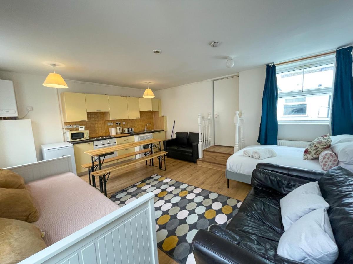 134 Kilburn Road Apartment Londra Esterno foto